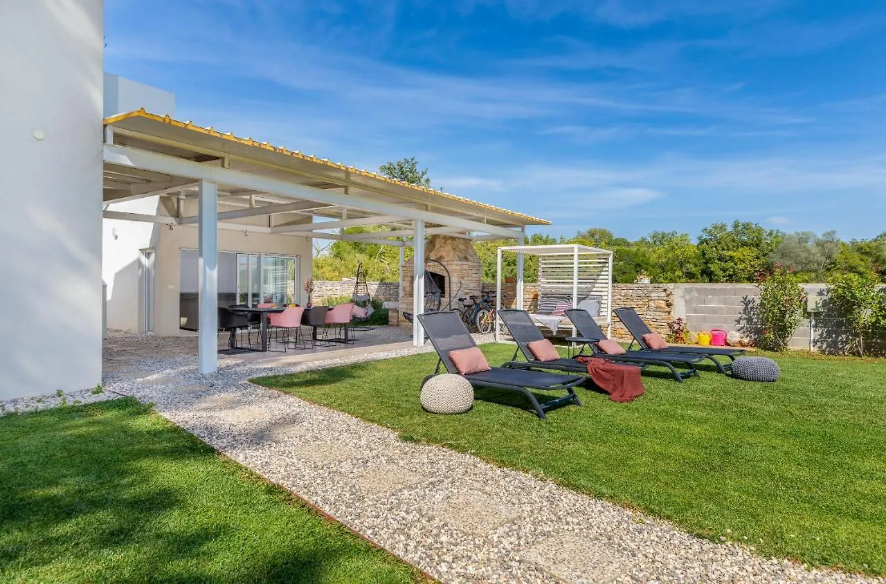 Shimunelka Peroj Villa